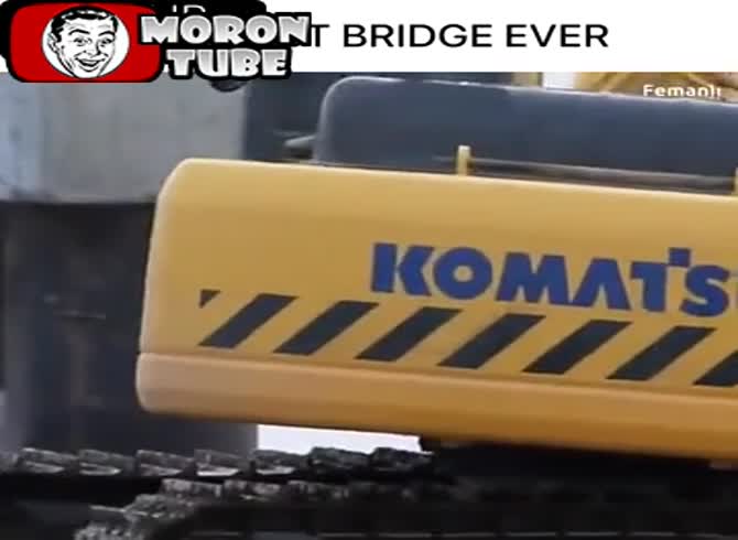 Video :Using buckets from an excavator to cross a flooded river